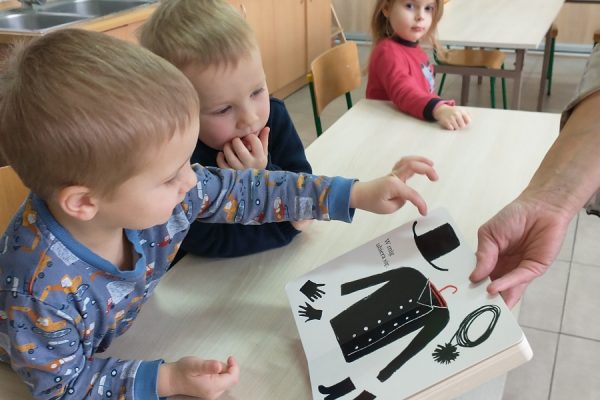 dzieci w trakcie tworzenia prac plastycznych