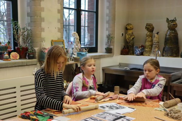 grupa dzieci w trakcie zajęć ceramicznych