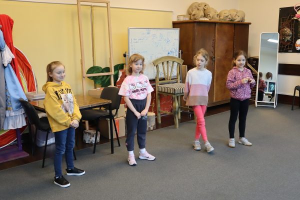 grupa dzieci w trakcie zajęć