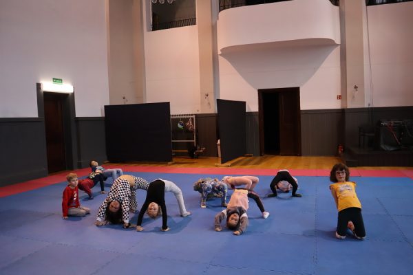 grupa dzieci w trakcie zajęć