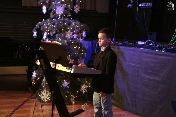 chłopiec grający na keyboardzie