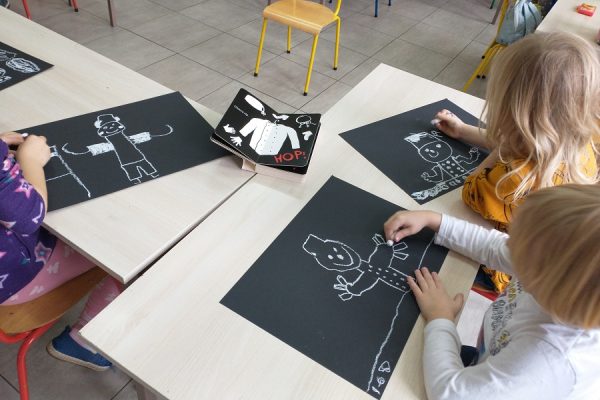 dzieci w trakcie tworzenia prac plastycznych