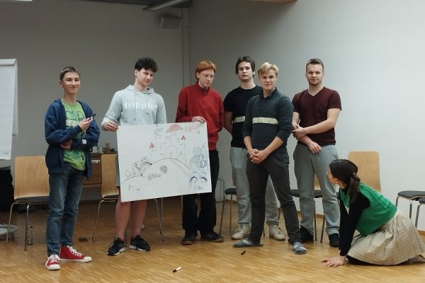 grupa młodzieży trzymają plakat