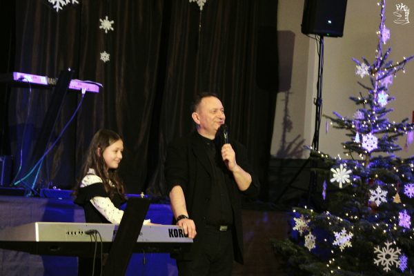 nauczyciel z uczennicą w trakcie występu