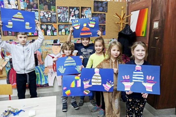 grupa dzieci pozuje do zdjęcia