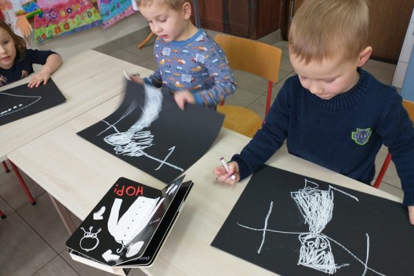 dzieci w trakcie tworzenia prac plastycznych