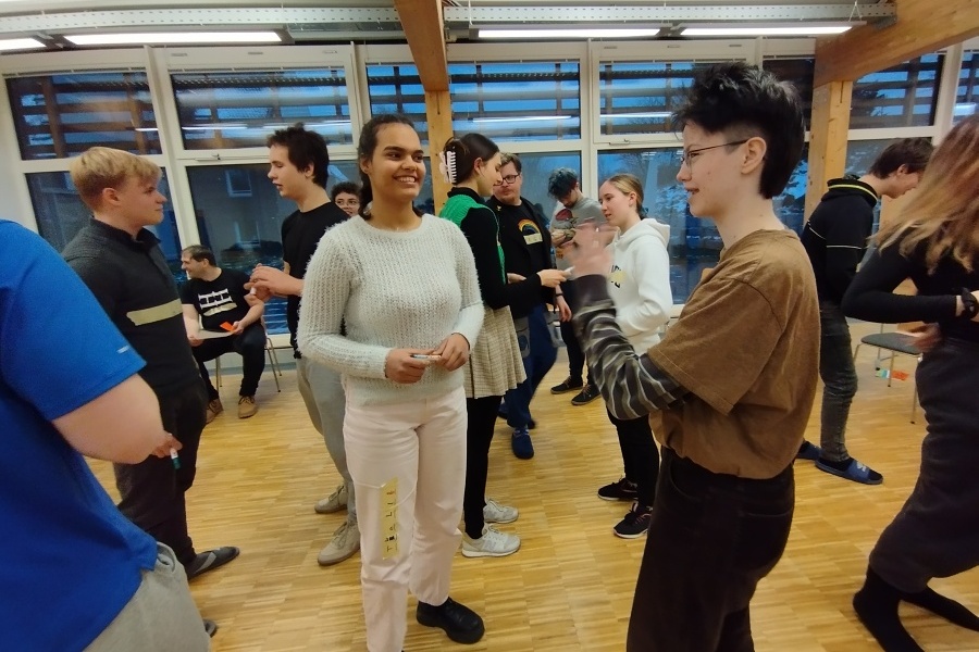 grupa młodzieży rozmawia