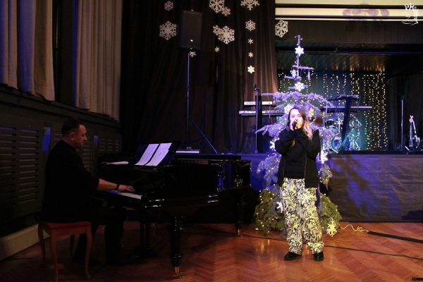 dziewczyna z mikrofonem i mężczyzna przy fortepianie