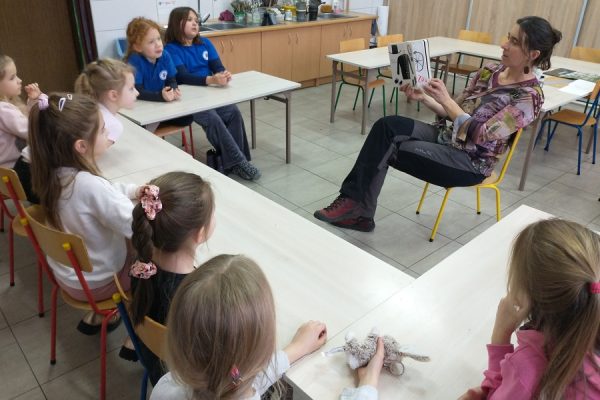 nauczycielka czyta dzieciom