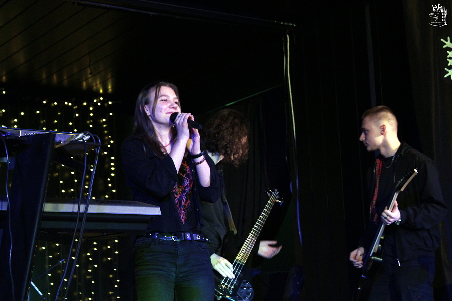 dziewczyna z mikrofonem na scenie