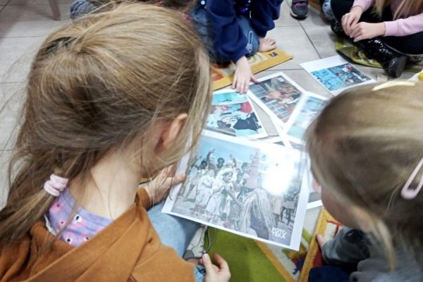 dzieci oglądają fotosy