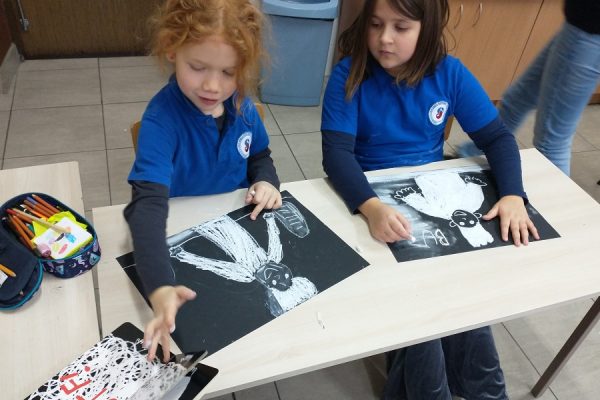 dzieci w trakcie tworzenia prac plastycznych