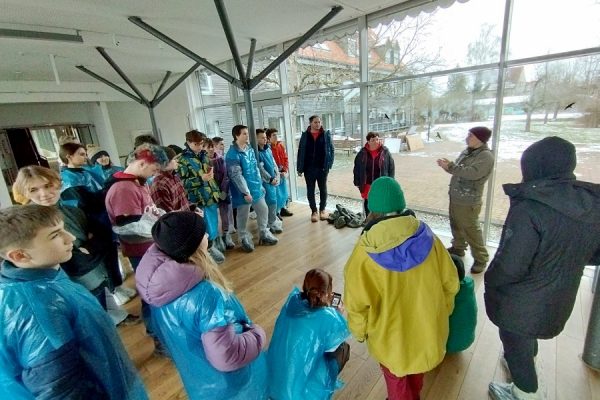 grupa młodzieży w trakcie warsztatów grafiitti