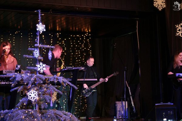 młodzeż na scenie - zespół uzyczny