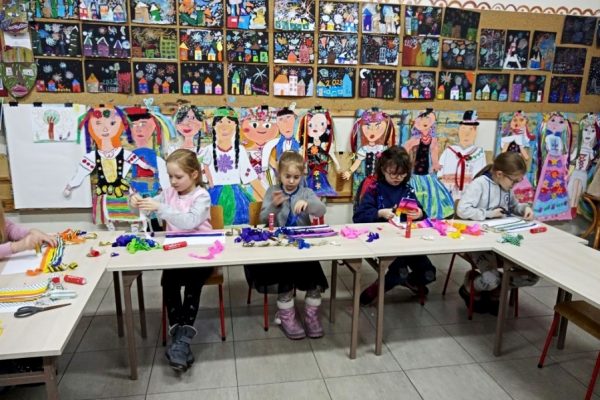 dzieci tworzą kolorystykę