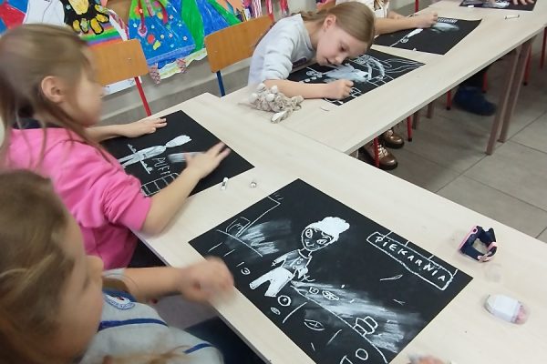 dzieci w trakcie tworzenia prac plastycznych