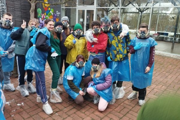 grupa młodzieży pozuje do zdjęcia