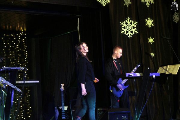 młodzeż na scenie - zespół uzyczny