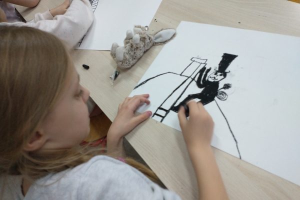 dzieci w trakcie tworzenia prac plastycznych