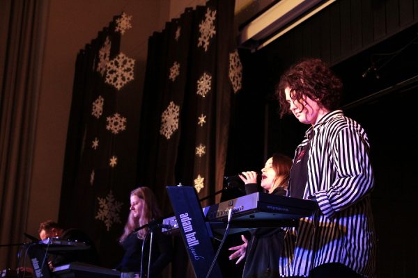 młodzeż na scenie - zespół uzyczny