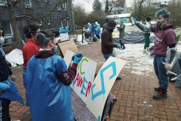 grupa młodzieży w trakcie warsztatów grafiitti