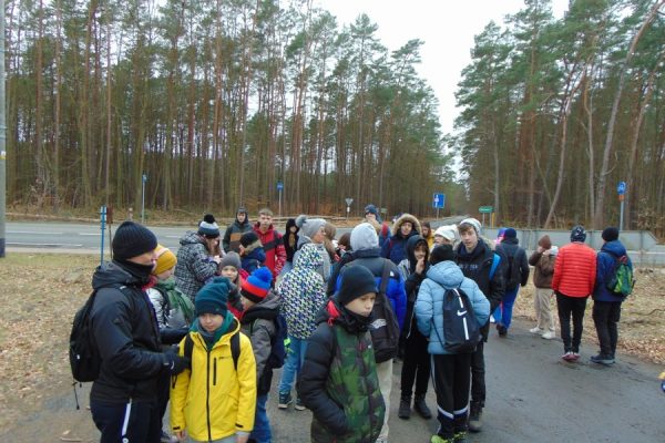 grupa młodzieży na parkingu leśnym przed wyjściem na wędrówkę
