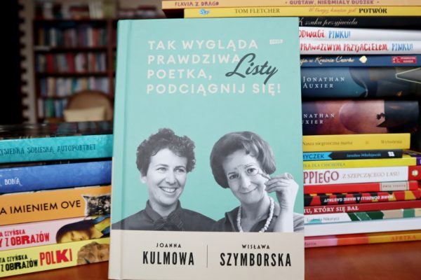 książka oparta o stos książek