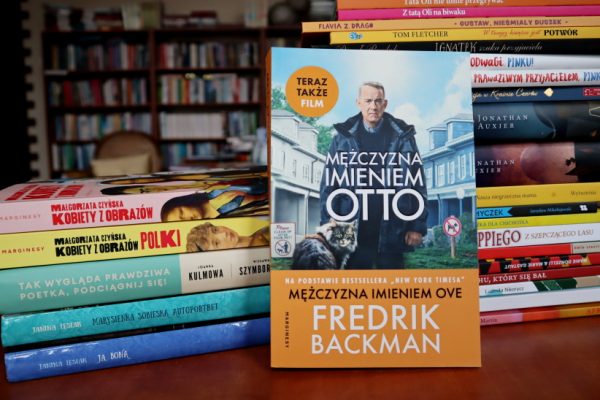 książka oparta o stos książek