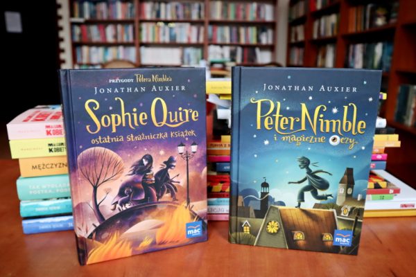 dwie książki na stole