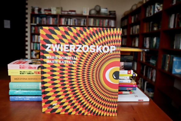 książka stoi na stole