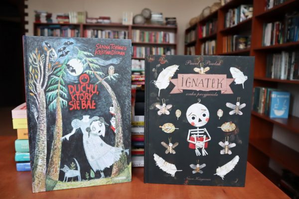 dwie książki na stole