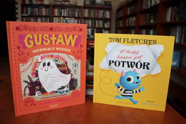 dwie książki na stole