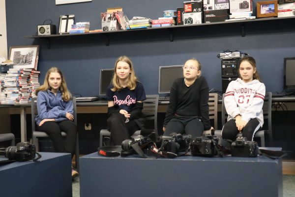 grupa dzieci w trakcie zajęć fotograficznych