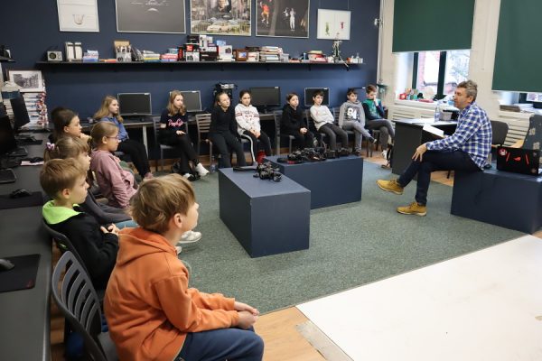 grupa dzieci w trakcie zajęć fotograficznych