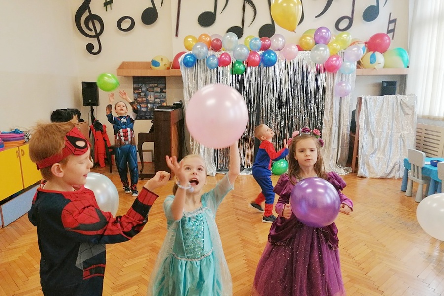 dzieci w strojach karnawałowych