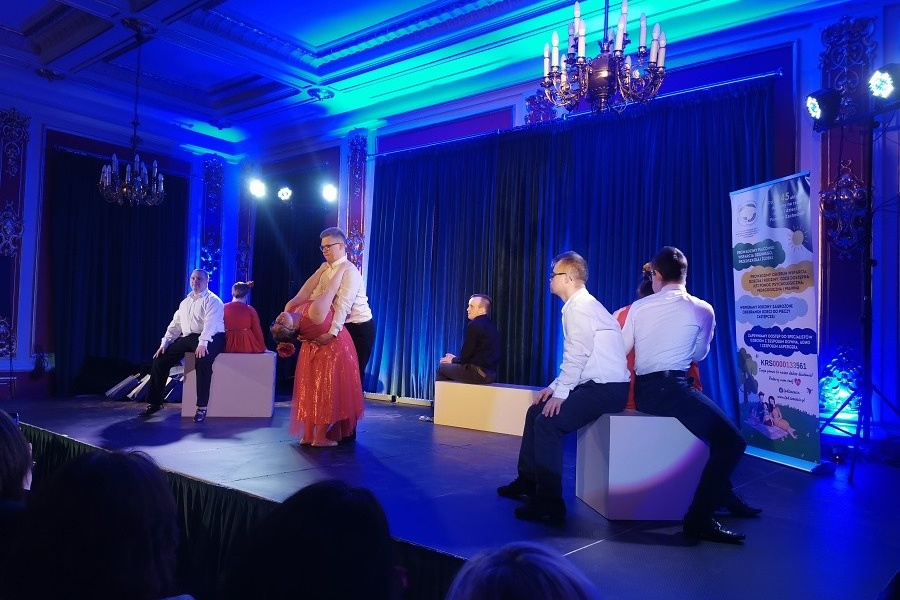 Dzieci niepełnosprawne występujące na scenie