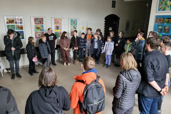 grupa młodzieży stoi w kole