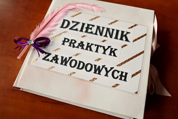 dziennika praktyk zawodowych lezy na stole