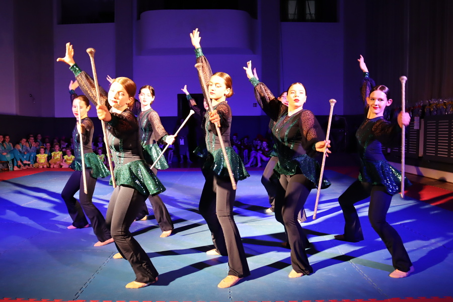 grupa tancerek w układzie choreograficznym