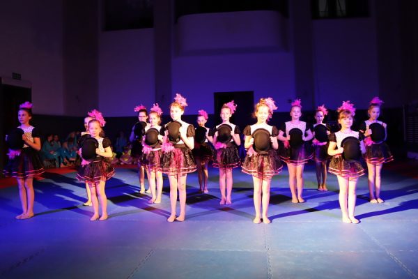 grupa tancerek na scenie