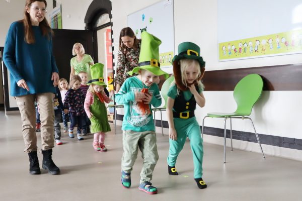 grupa dzieci wybiegła na korytarz