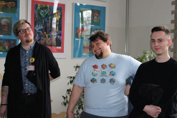 grupa trzech mężczyzn pozuje do zdjęcia