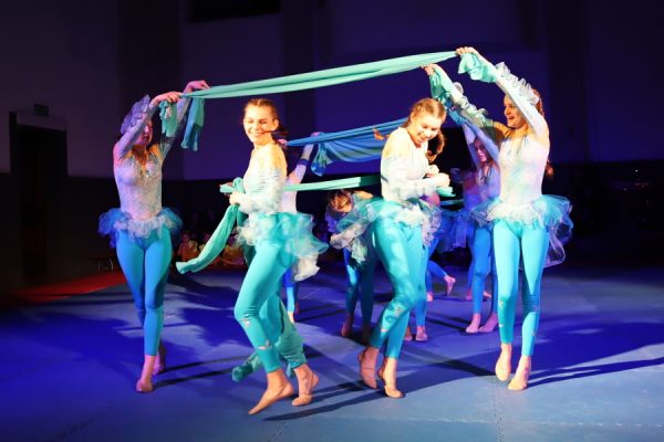 grupa tancerek w układzie choreograficznym