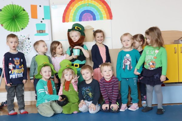 grupa dzieci pozuje do zdjęcia