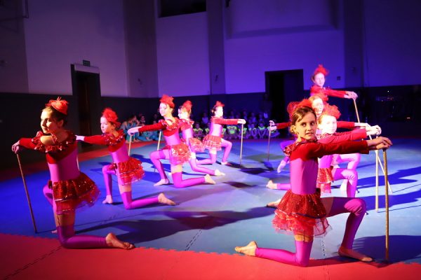 grupa tancerek w układzie choreograficznym