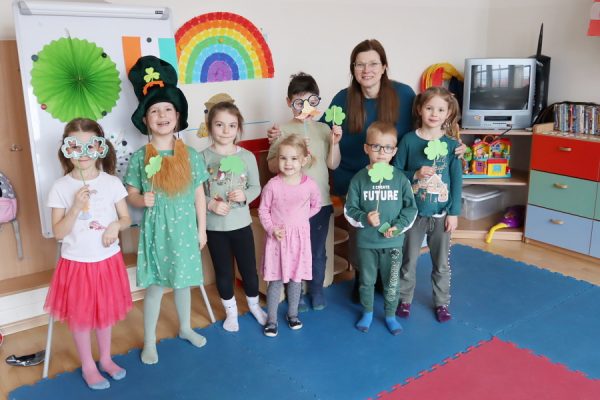 grupa dzieci pozuje do zdjęcia