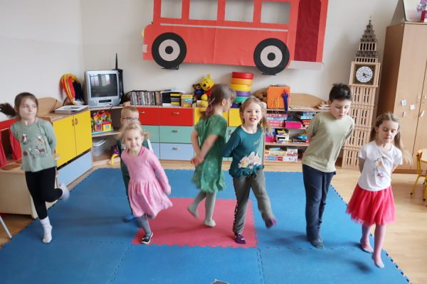 grupa dzieci tańczy