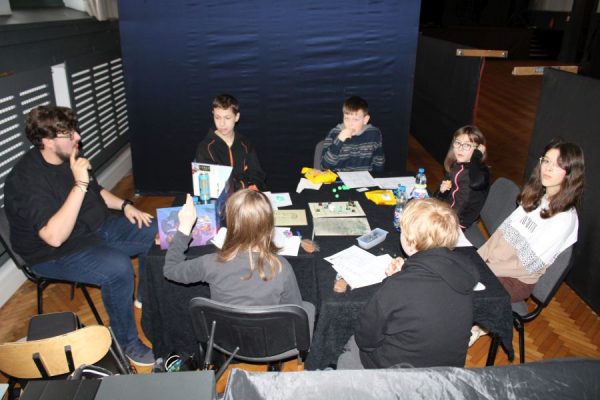 grupa młodzieży podczas sesji rpg