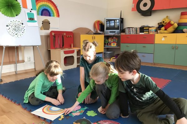 grupa dzieci podczas zajęć