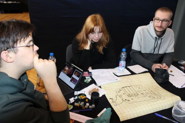grupa młodzieży podczas sesji rpg